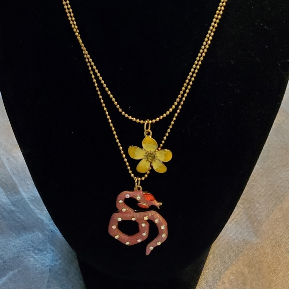 Betsey Johnson 3 Piece Set Snake & Flower Necklace & Earrings - Picture 10 of 11